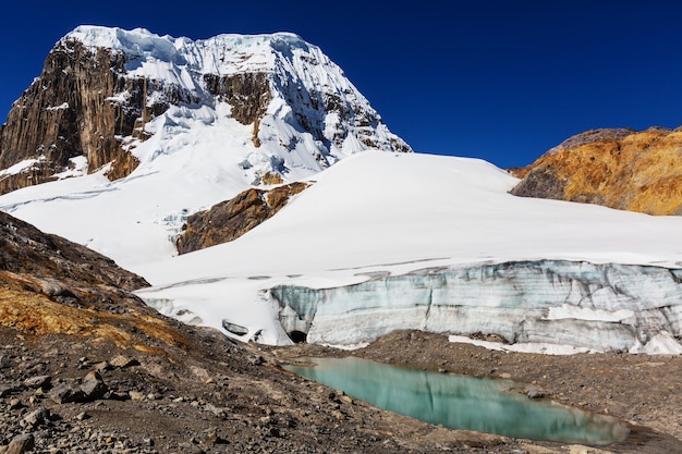 Piękne krajobrazy górskie w Cordillera Huayhuash, Peru, Ameryka Południowa