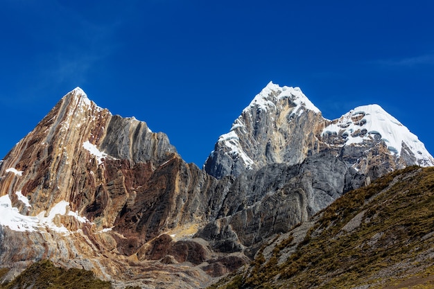 Piękne krajobrazy górskie w Cordillera Huayhuash, Peru, Ameryka Południowa