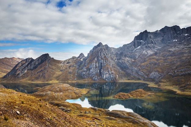 Piękne krajobrazy górskie w Cordillera Huayhuash, Peru, Ameryka Południowa