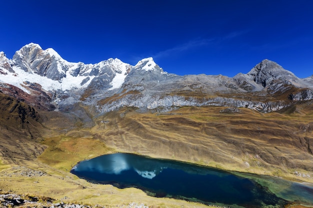 Piękne krajobrazy górskie w Cordillera Huayhuash, Peru, Ameryka Południowa