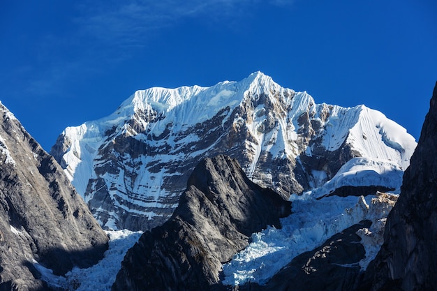 Piękne krajobrazy górskie w Cordillera Huayhuash, Peru, Ameryka Południowa