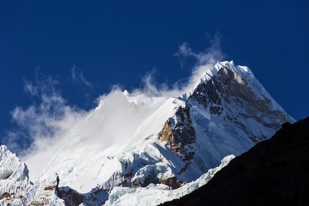 Piękne krajobrazy górskie w Cordillera Huayhuash, Peru, Ameryka Południowa