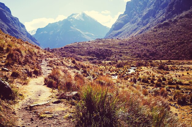 Piękne krajobrazy górskie w Cordillera Huayhuash, Peru, Ameryka Południowa