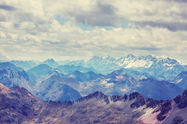 Piękne krajobrazy górskie w Cordillera Huayhuash, Peru, Ameryka Południowa