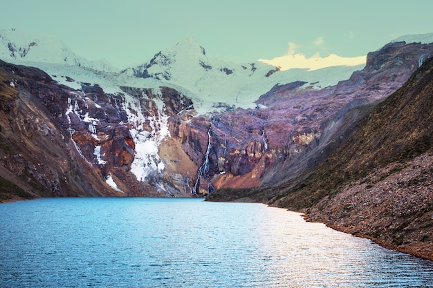 Piękne krajobrazy górskie w Cordillera Huayhuash, Peru, Ameryka Południowa