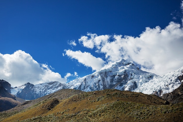 Piękne krajobrazy górskie w Cordillera Huayhuash, Peru, Ameryka Południowa