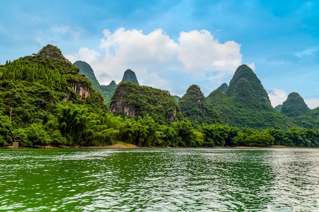 Zdjęcie piękne krajobrazy i rzeki i rzeki lijiang w guilin