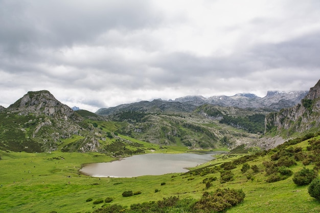 piękne krajobrazy jezior covadonga w asturii picos de europa