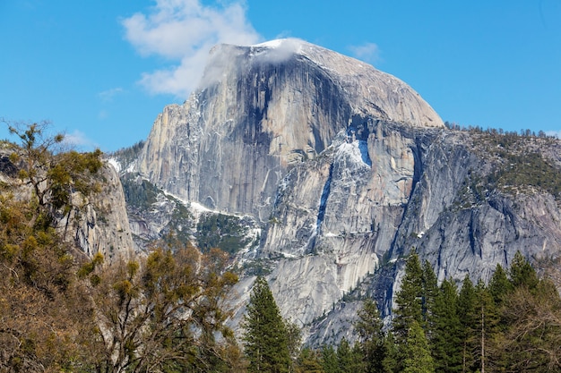 Piękne krajobrazy Parku Narodowego Yosemite w Kalifornii