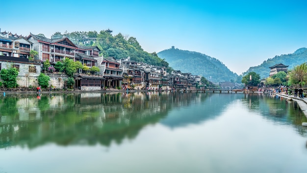 Piękne krajobrazy starożytnego miasta Fenghuang