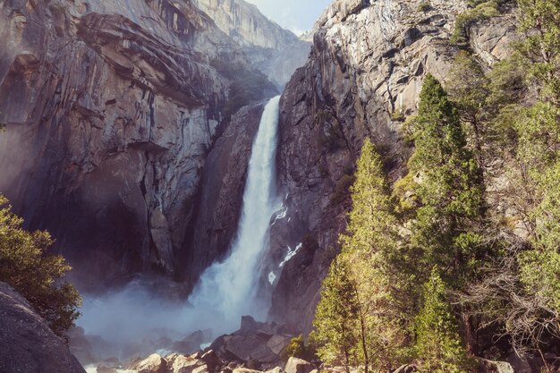 Piękne krajobrazy wczesną wiosną w Parku Narodowym Yosemite, Yosemite, USA