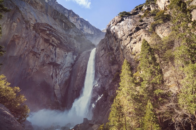 Piękne krajobrazy wczesną wiosną w Parku Narodowym Yosemite, Yosemite, USA