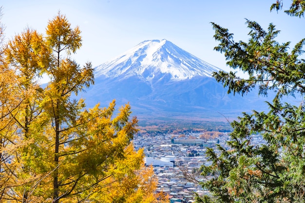 Piękne krajobrazy widok na MtFuji w Japonii i wioskę z punktu widokowego widok z góry