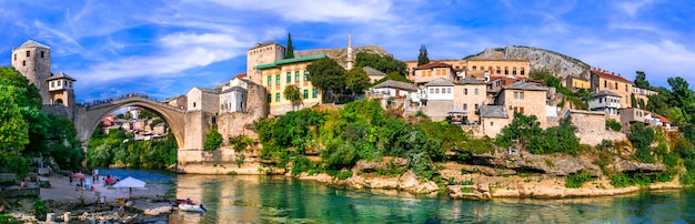 Piękne kultowe stare miasto Mostar ze słynnym mostem w Bośni i Hercegowinie, popularnej miejscowości turystycznej