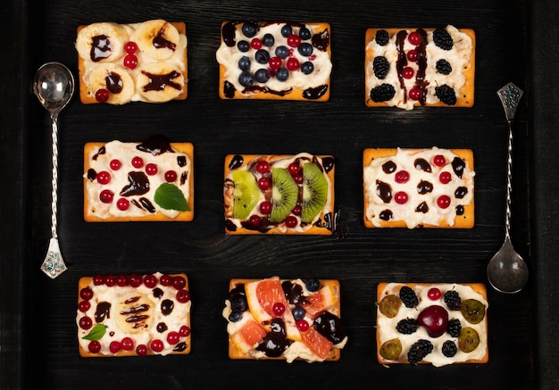 Piękne kwadratowe torty z różnymi nadzieniami jagodowymi Piękny słodki deserAsortyment kawałków ciasta