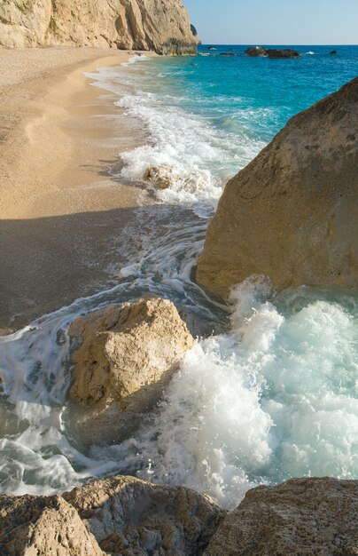 Piękne lato biała plaża Porto Katsiki nad Morzem Jońskim (Lefkada, Grecja)