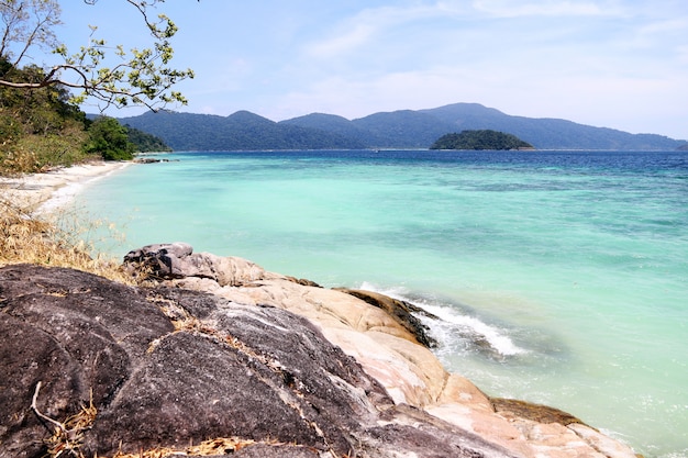 Zdjęcie piękne lato krajobraz koh lipe tajlandia z plaży tropical tle