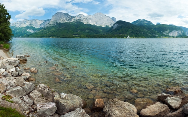Piękne lato panorama alpejskiego jeziora Grundlsee (Austria). Trzy ujęcia złożonego obrazu.