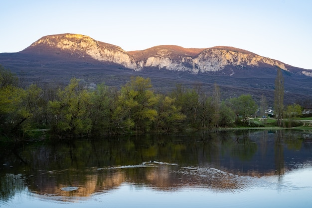 Piękne Letnie Alpejskie Górskie Jezioro Gosausee Widok I Słońce Na Niebie Austria Alpy Piękna Przyroda...