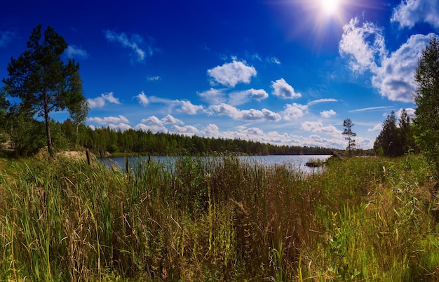 Piękne letnie jezioro kamieniołomów w klifach z pochmurnym niebieskim niebem w tle naturalnego krajobrazu