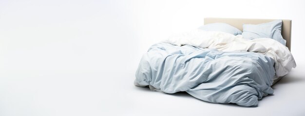 Piękne łóżko w sypialni z materacem i prześcieradłami nie oczyszczony bałagan nagłówek baner makiety z kopią
