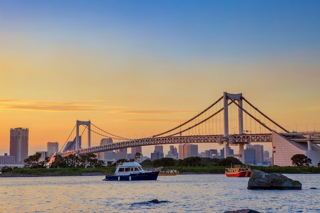 Piękne malownicze tęczowe mosty miasta odaiba tokio japonia