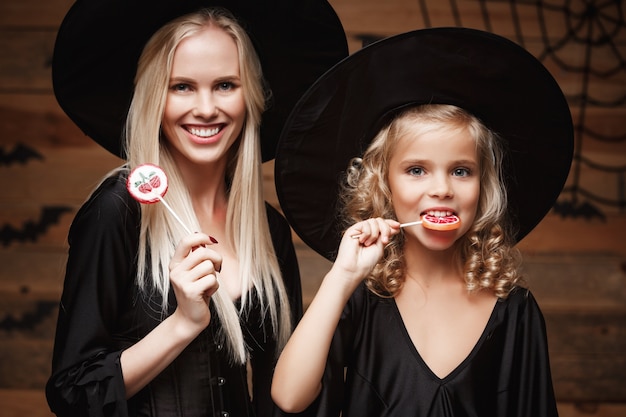 Piękne Matka Caucasian I Jej Córka W Strojach Czarowniczy świętuje Halloween Z Halloween Krystalicznego