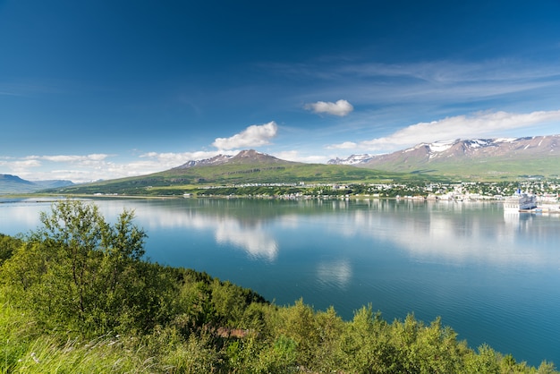 Piękne miasto Akureyri na Islandii w lecie