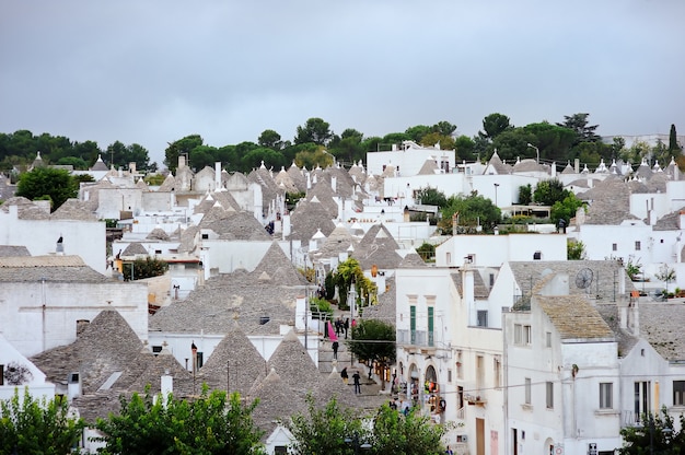 Piękne miasto Alberobello z domami trulli, region Apulia, południowe Włochy