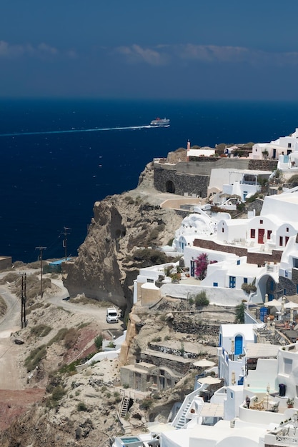 Piękne miasto Oia na wyspie Santorini, Grecja. Tradycyjna biała architektura i grecka prawosławna ch