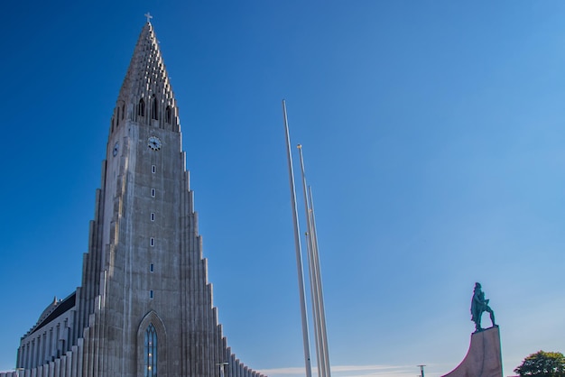 Piękne miasto Reykjavik na Islandii Kościół Hallgrimskirkja, europejska ulica, tęczowa droga, kanał