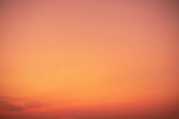 Piękne miękkie pomarańczowe chmury i światło słoneczne na błękitnym niebie idealne do tła w morningTwilight sky morning background