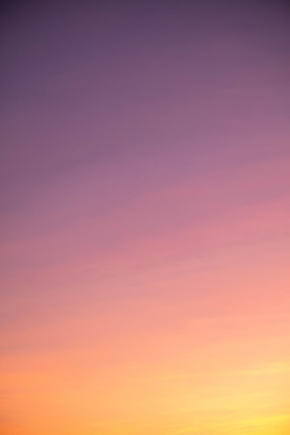 Piękne miękkie pomarańczowe chmury i światło słoneczne na błękitnym niebie idealne do tła w morningTwilight sky morning background