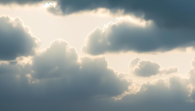 Piękne minimalne chmurowe szare chmury nieba blokują oświetlające tło