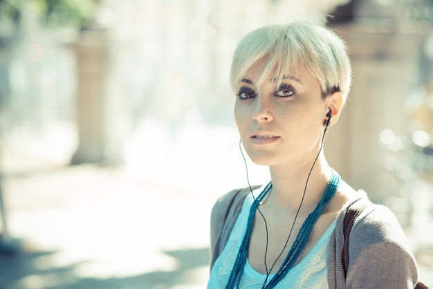 piękne młode blond krótkie włosy hipster kobieta słuchania muzyki słuchawki