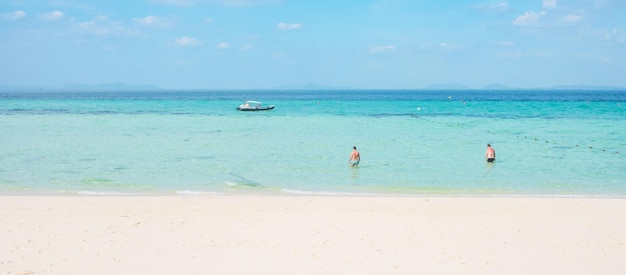 Piękne morze i plaża na bambusowej wyspie na wyspie Phi Phi don Krabi Tajlandia miejsce docelowe lato Podróże i wakacje koncepcja