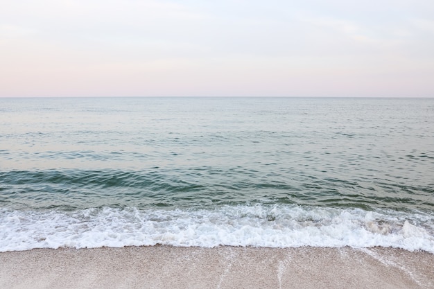 Piękne Morze Lato Streszczenie Tło. Złota Piaszczysta Plaża Z Błękitnym Oceanem I Chmurą I Zachodem Słońca Z Tyłu.