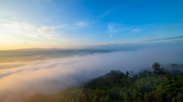 Piękne morze mgły i wschód słońca z prowincji Aiyoeweng View Point Yala