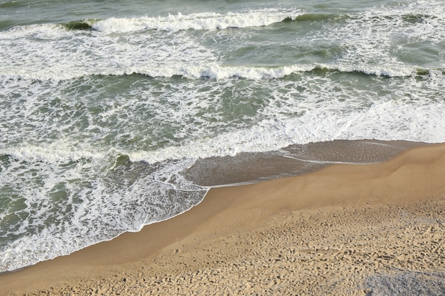 Piękne Morze Z Falami Na Piaszczystej Plaży