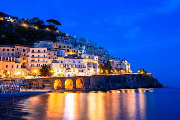 Piękne nadmorskie miasta Włoch - malownicze Amalfi na wybrzeżu Amalfi