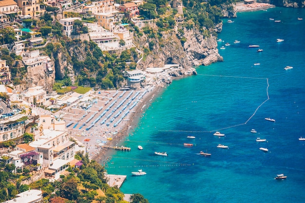 Piękne nadmorskie miejscowości Włoch - malownicze Positano na wybrzeżu Amalfi