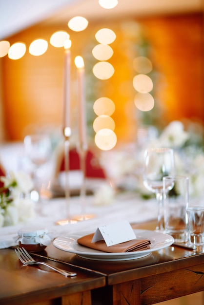 Piękne nakrycie stołu na przyjęcie weselne, impreza świąteczna Bankiet do ustawiania szklanek