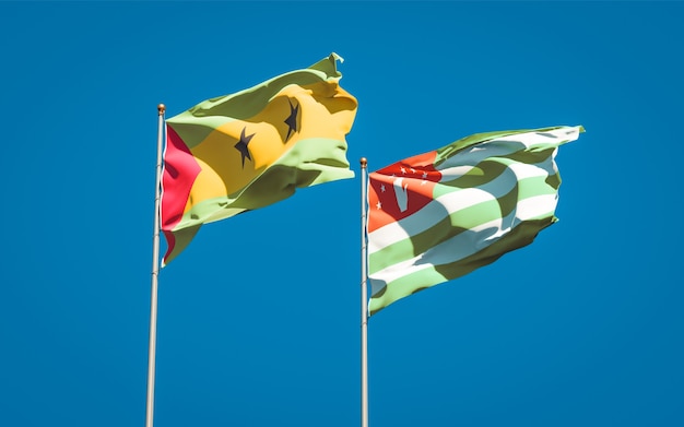 Piękne narodowe flagi państw Wysp Świętego Tomasza i Książęcej oraz Abchazji razem