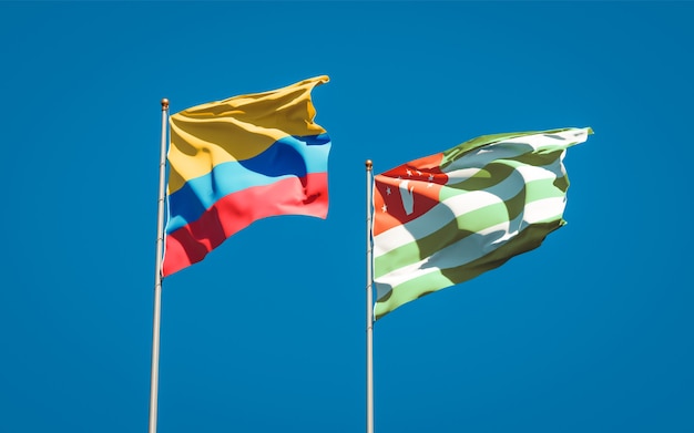 Piękne narodowe flagi państwowe Abchazji i Kolumbii razem