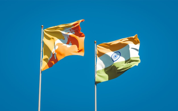 Piękne narodowe flagi państwowe Indii i Bhutanu razem
