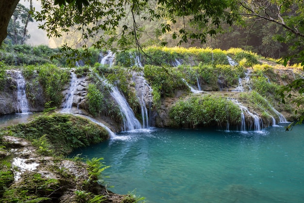 Piękne naturalne baseny w Semuc Champey, Lanquin, Gwatemala, Ameryka Środkowa