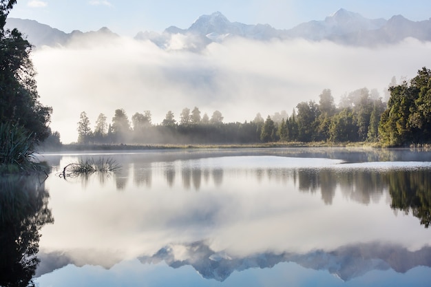 Piękne naturalne krajobrazy - odbicie Mt Cooka w Lake Matheson, South Island, Nowa Zelandia