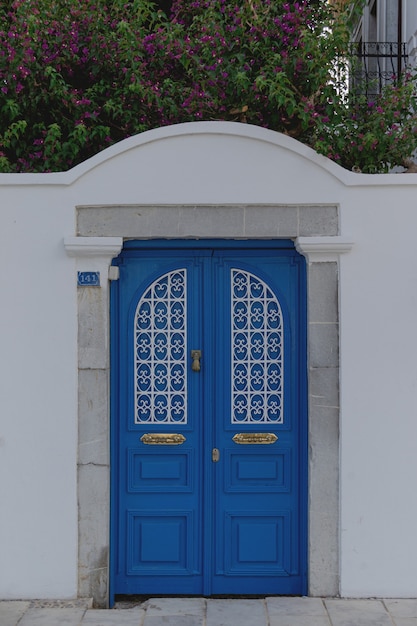 Piękne niebieskie drzwi w białej ścianie w stylu europejskich kurortów bodurm turkey