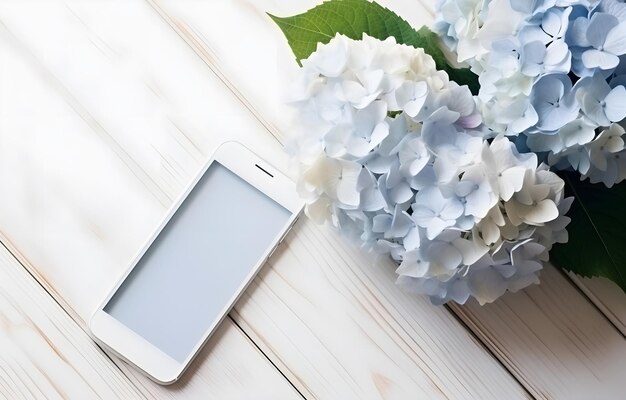 Piękne niebieskie kwiaty hortensji i telefon na lekkim drewnianym stole