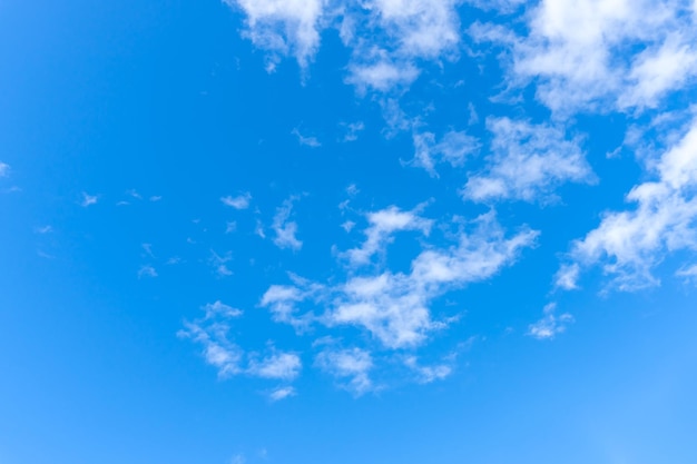 Piękne niebieskie niebo z dziwnym kształtem chmur rano lub wieczorem używane jako naturalne tło